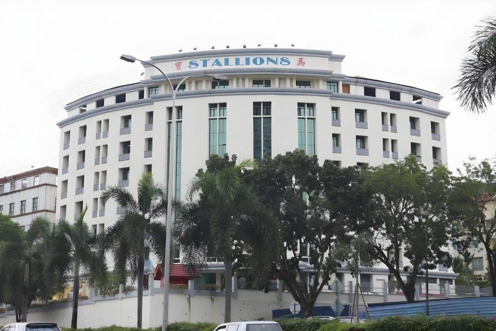 สแตลเลียน สวีท ปีนัง Hotel Jelutong ภายนอก รูปภาพ