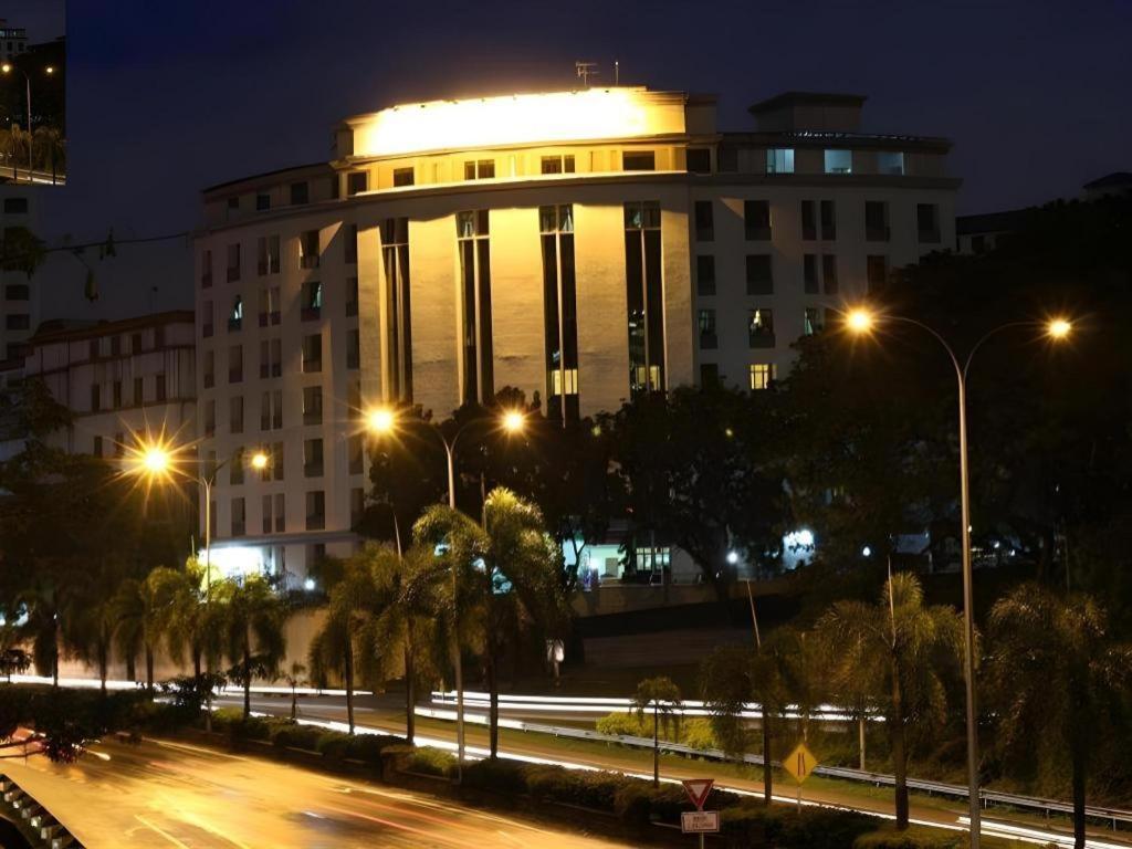 สแตลเลียน สวีท ปีนัง Hotel Jelutong ภายนอก รูปภาพ